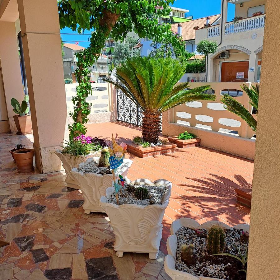 Bouganville Casa Vacanza Ambiente Climatizzato Con Wi Fi ピネート エクステリア 写真
