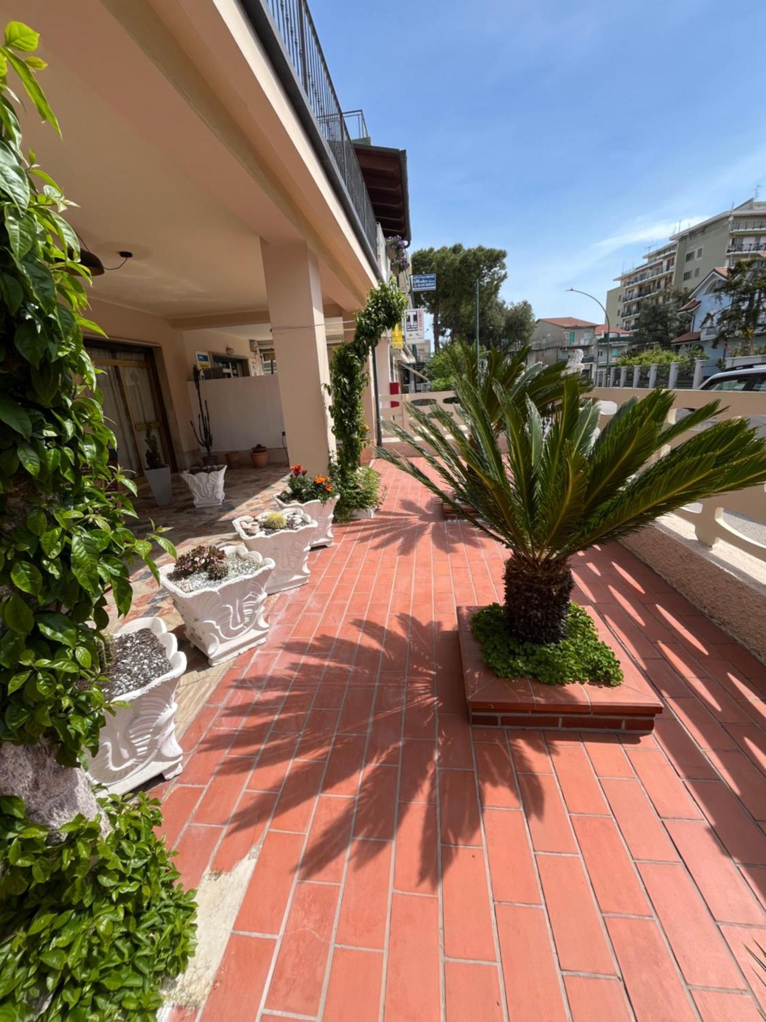 Bouganville Casa Vacanza Ambiente Climatizzato Con Wi Fi ピネート エクステリア 写真